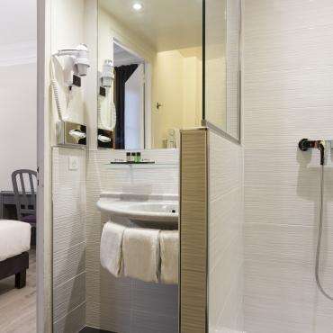 Résidence du Pré - Dreibettenzimmer (ein Doppelbett und ein Einzelbett) - Badezimmer - Fotograf Arnaud Laplanche